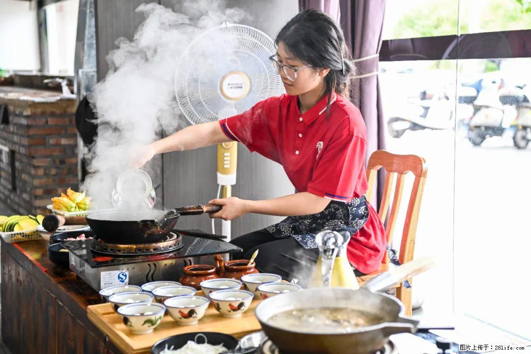全网追的“扁担女孩”，找了一份暑假工，时薪12元 - 陇南生活资讯 - 陇南28生活网 ln.28life.net